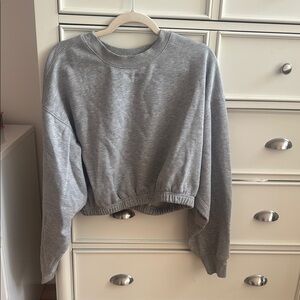 ALO Yoga Light Gray Sweatshirt - cropped